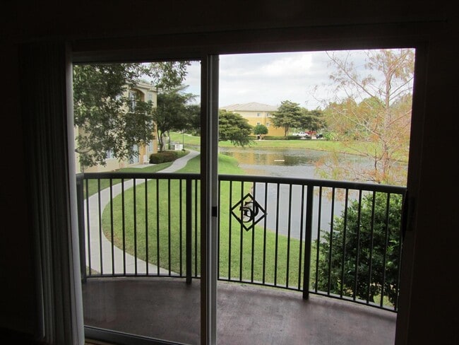 Foto del edificio - 700 Crestwood Ct S