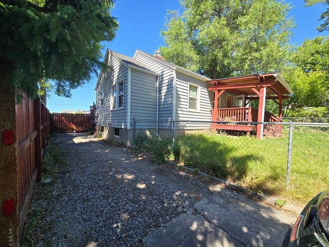 Building Photo - 1220 &amp; 1220 1/2 N 26th St