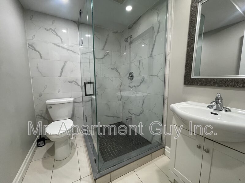 Building Photo - 30 William St