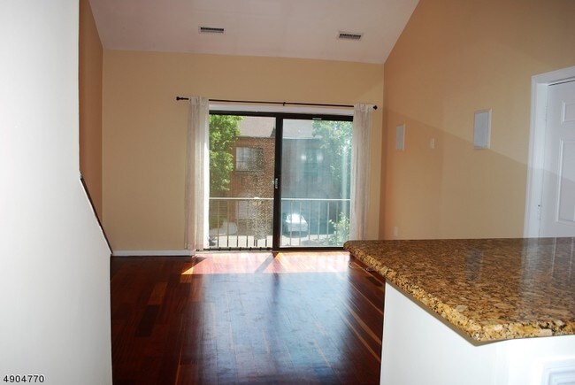 Foto del edificio - 12 Sandburg Ct