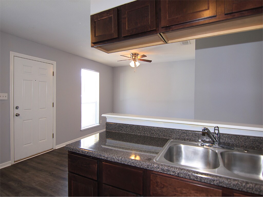 Primary Photo - 1205 Avenue A