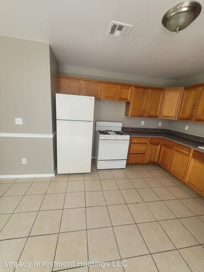 Building Photo - 5 br, 1.5 bath House - 612 NW 111th