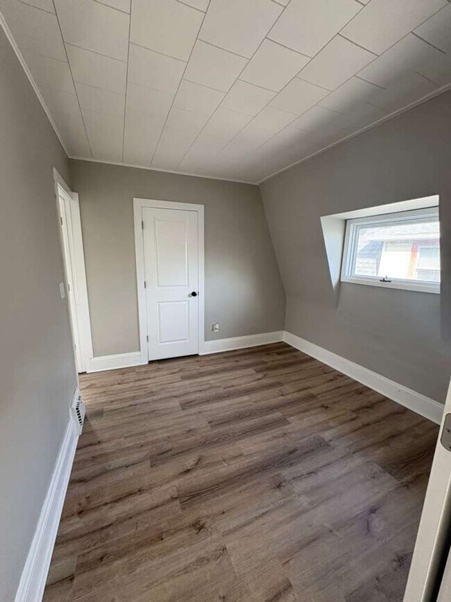 Foto del edificio - Spacious 4-Bedroom Home in Cleveland