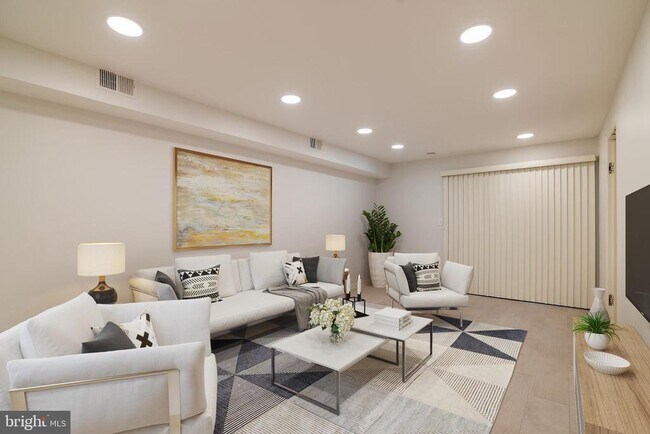 Foto del edificio - 2021 Hillyer Pl NW