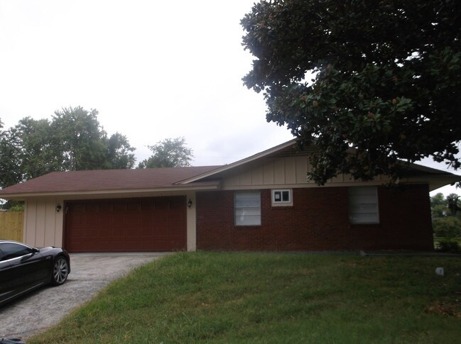 Building Photo - 869 Bramblewood Ln