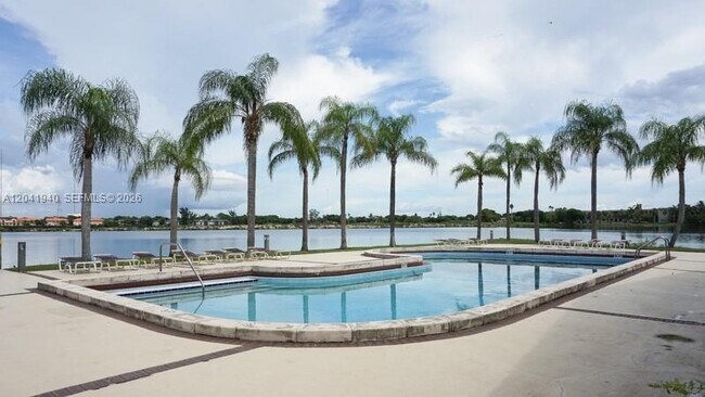Foto del edificio - 331 Ives Dairy Rd