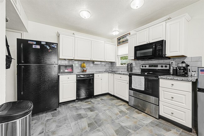 Building Photo - 8031 Summer Pl Dr