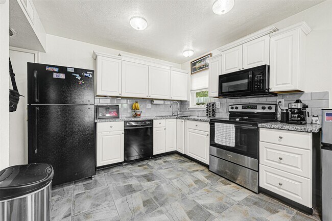 Foto del edificio - 8031 Summer Pl Dr