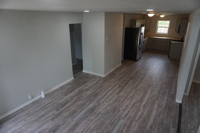 Building Photo - 2733 Roanoke Dr