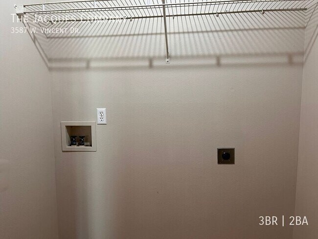 Foto del edificio - 3587 W Vincent Dr