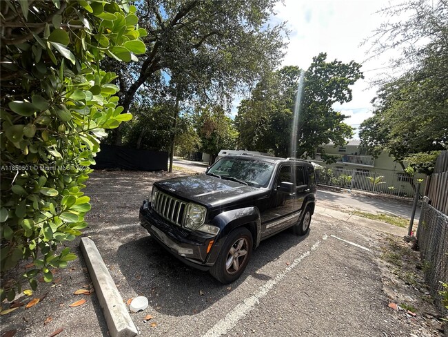 Building Photo - 110 NE 56th St