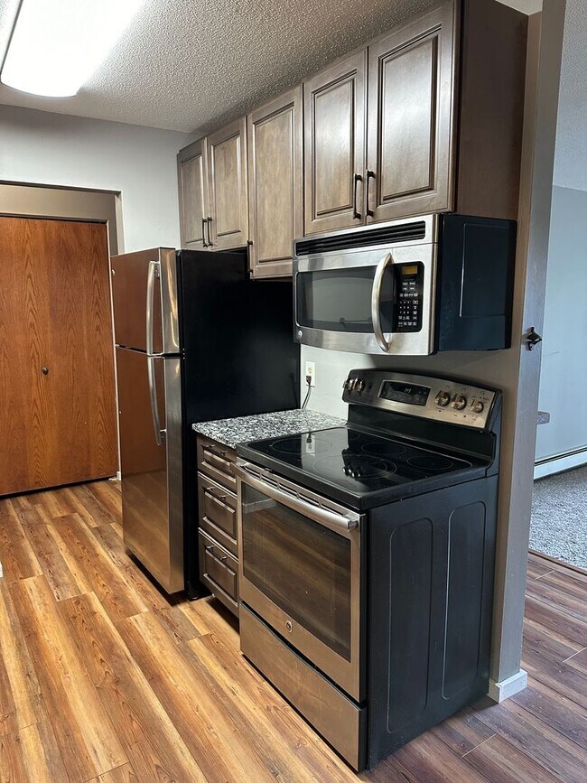 Building Photo - Updated 1 bedroom condo near Rosedale Mall!