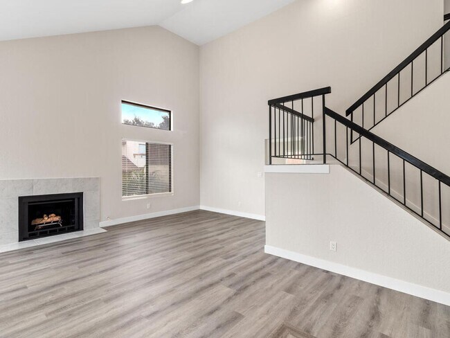 Foto del edificio - Newly Remodeled 2 Story, 3 Bedroom Condo