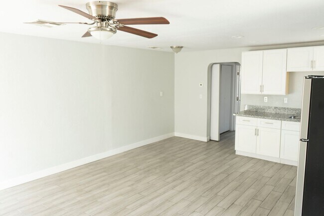 Building Photo - 1 Bedroom Modern House
