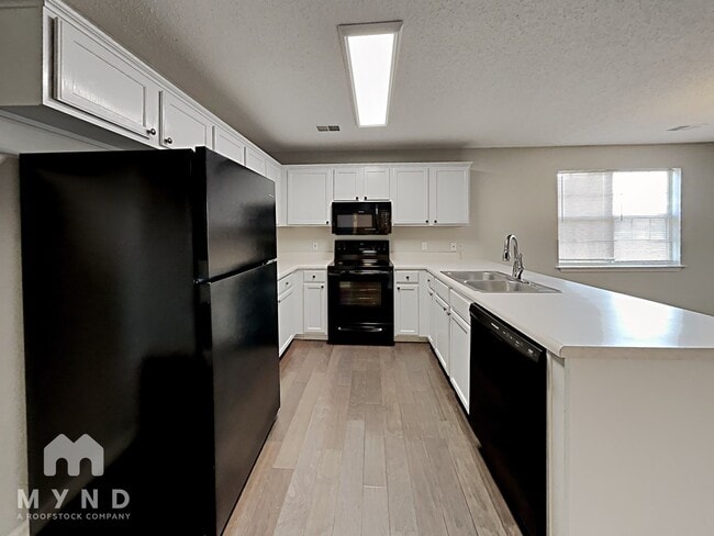 Building Photo - 2025 Plantation Pkwy