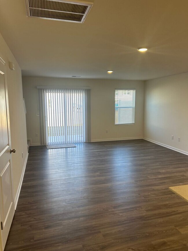 Foto del edificio - Brand New Townhome in the heart of Newton!