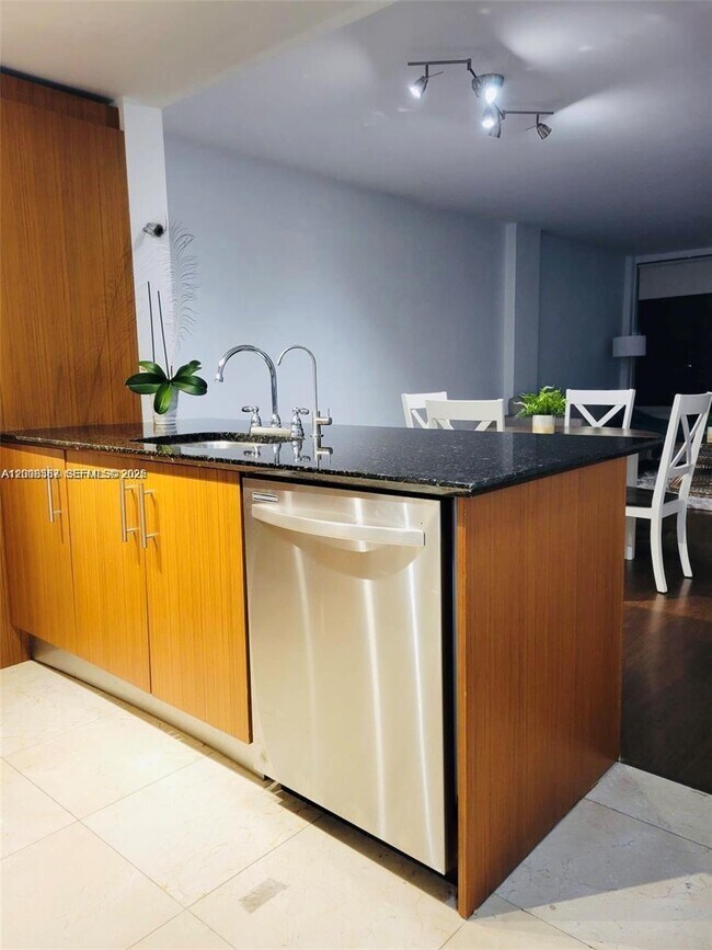 Foto del edificio - 10275 Collins Ave