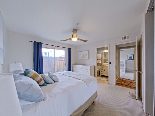 Building Photo - 3 bedroom 2.5 bathroom townhome Down the s...