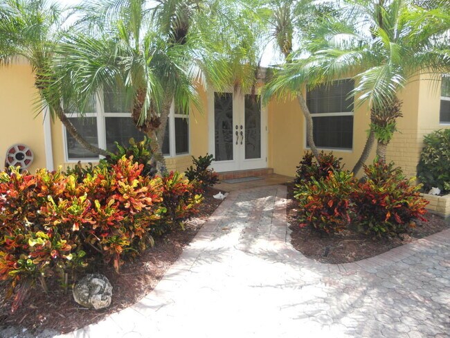 Building Photo - 917 Dolphin Dr