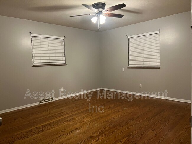 Building Photo - 412 W Meadecrest Dr