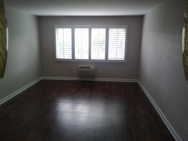 Living Room - 954 Shermer Rd