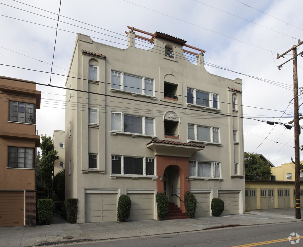 Foto principal - Hillcrest Apartments