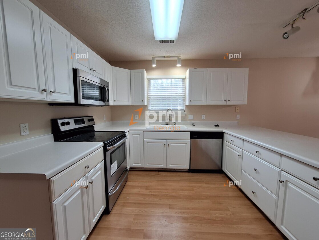 Foto principal - 204 Westcliff Center St