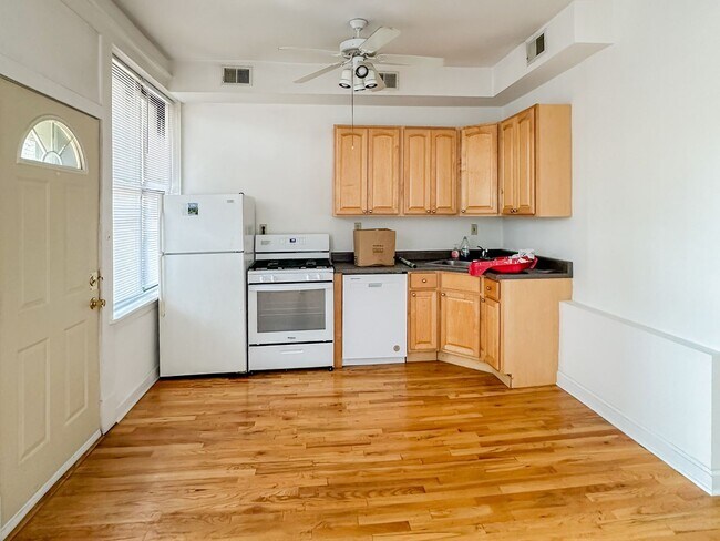 Foto del edificio - 3056 N Greenview Ave
