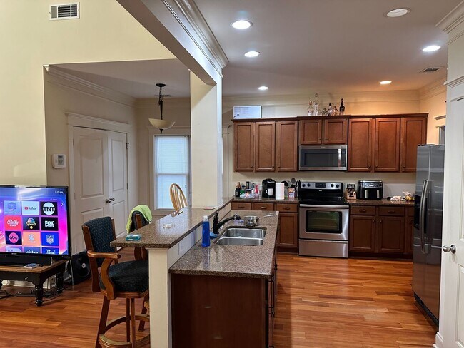 Building Photo - Three Bedroom Near Downtown