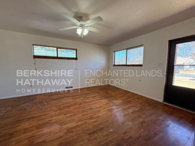 Building Photo - $300 off 1st Month's Rent!!! 3 Bed/2 Bath ...
