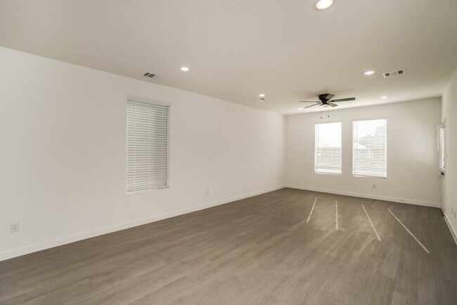 Building Photo - 15526 Crescent Pne