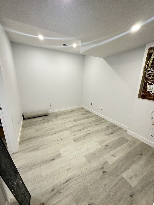 Photo du bâtiment - 1460-1422 22 St NW