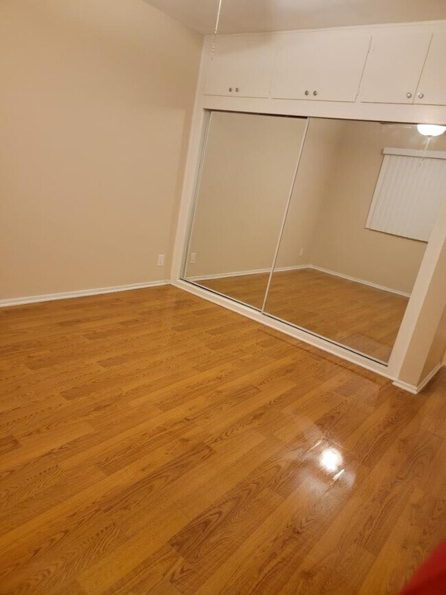 Foto del edificio - 6635 Wilkinson Ave