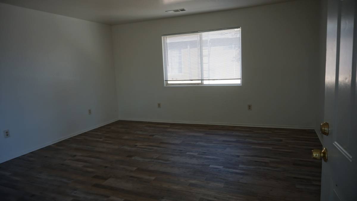 Building Photo - 1408 E 9th St