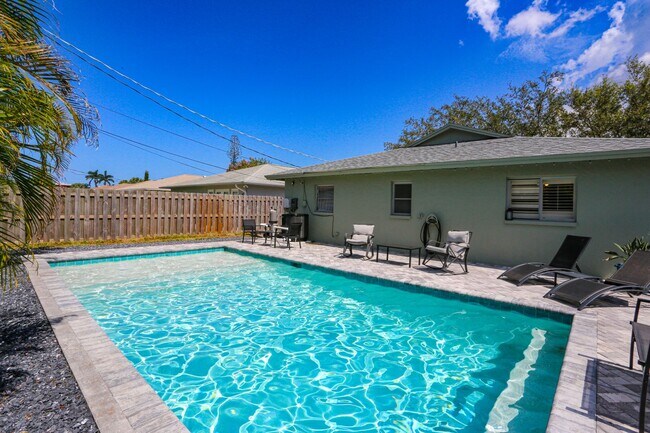 Foto del edificio - **NORTH NAPLES**FURNISHED RENTAL**POOL HOM...
