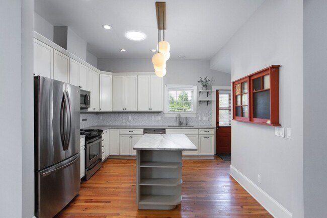 Foto del edificio - Gorgeous Historic 3 bed 2 bath at Golden B...