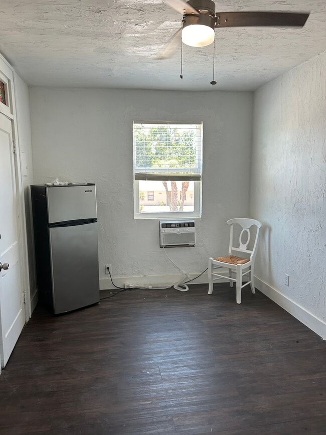 Building Photo - 1 Bed/1 Bath Apartment with all utilities ...