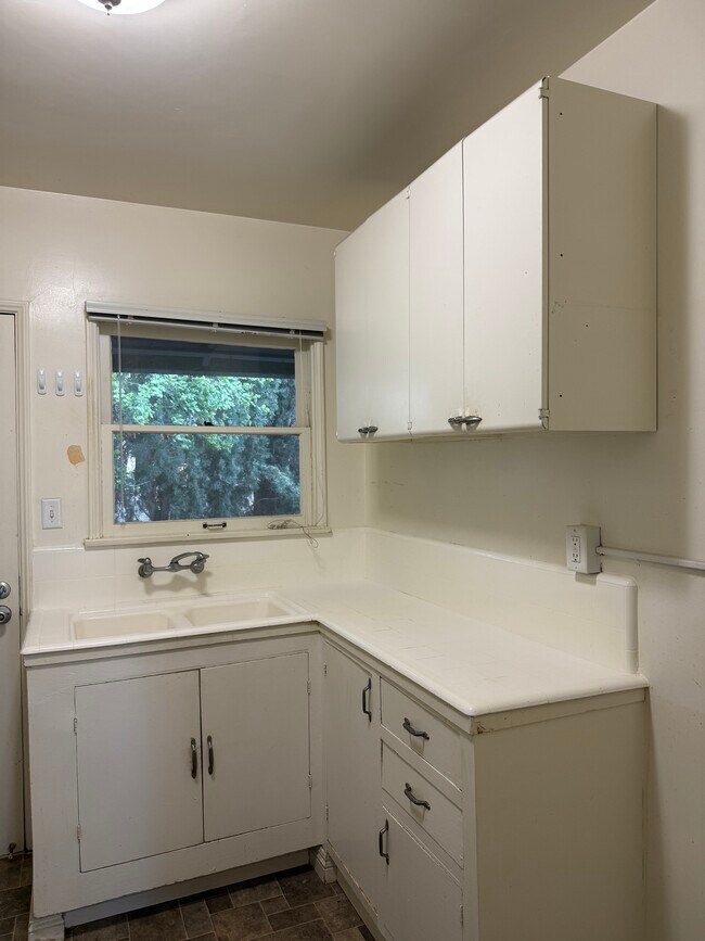 cocina del lado izquierdo - 442 S Euclid Ave