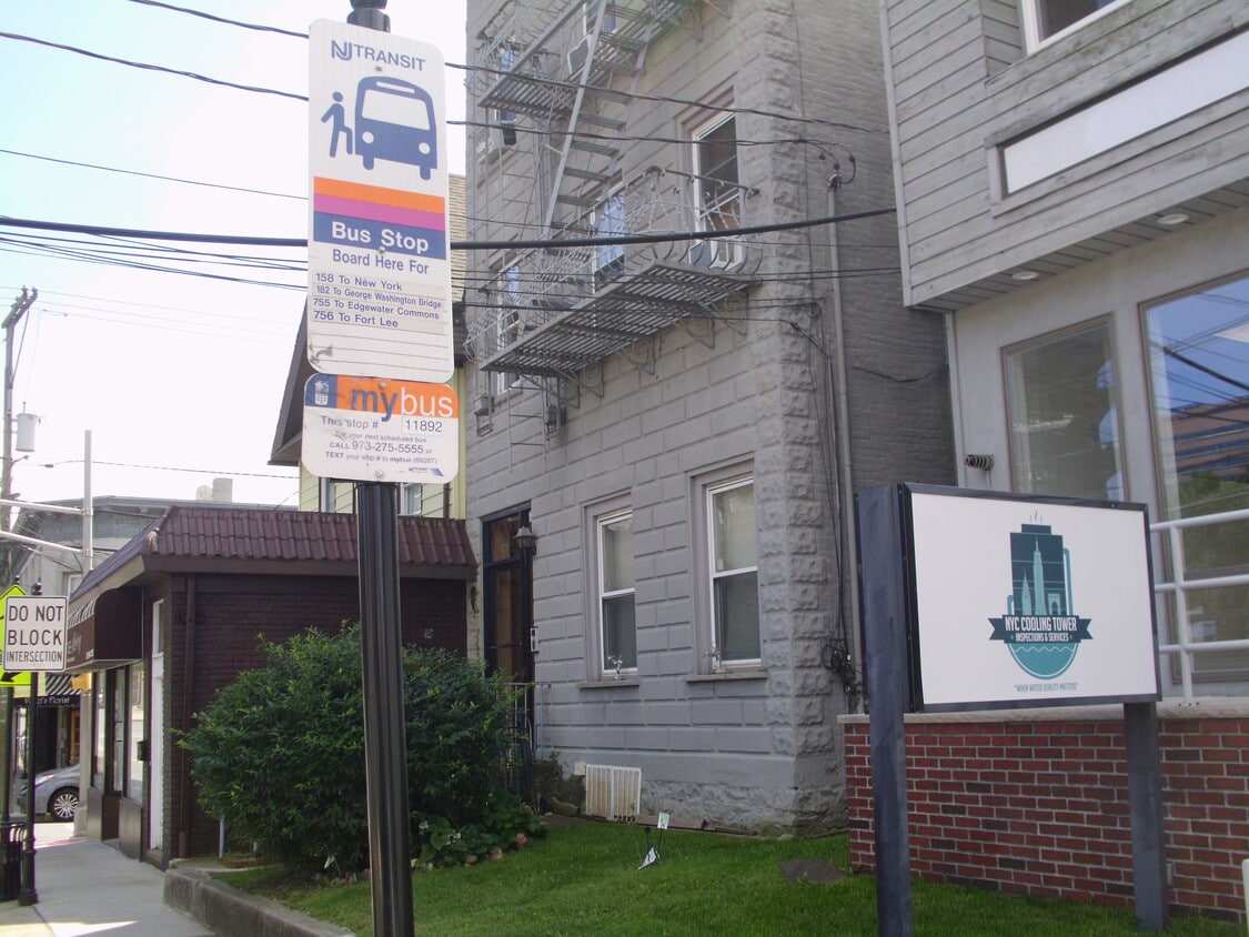 Primary Photo - 484 Main St