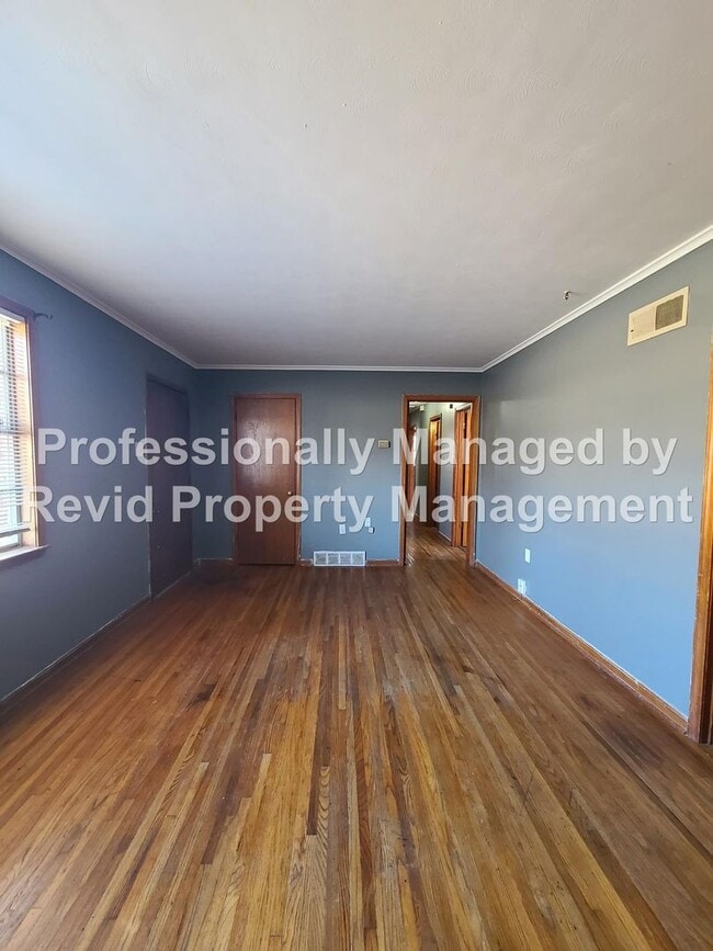 Building Photo - Large 3 bed 1.5 bath!