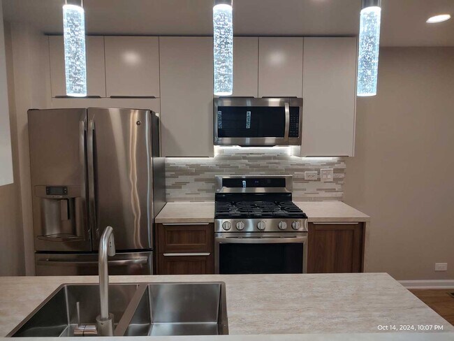 Foto del edificio - 744 Edgelake Point