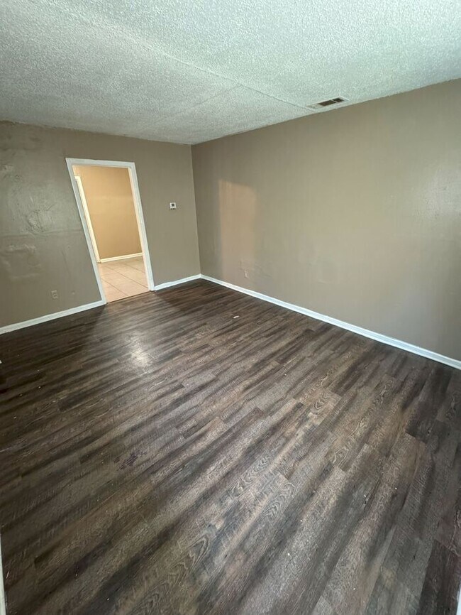 Building Photo - 1604 Echles St