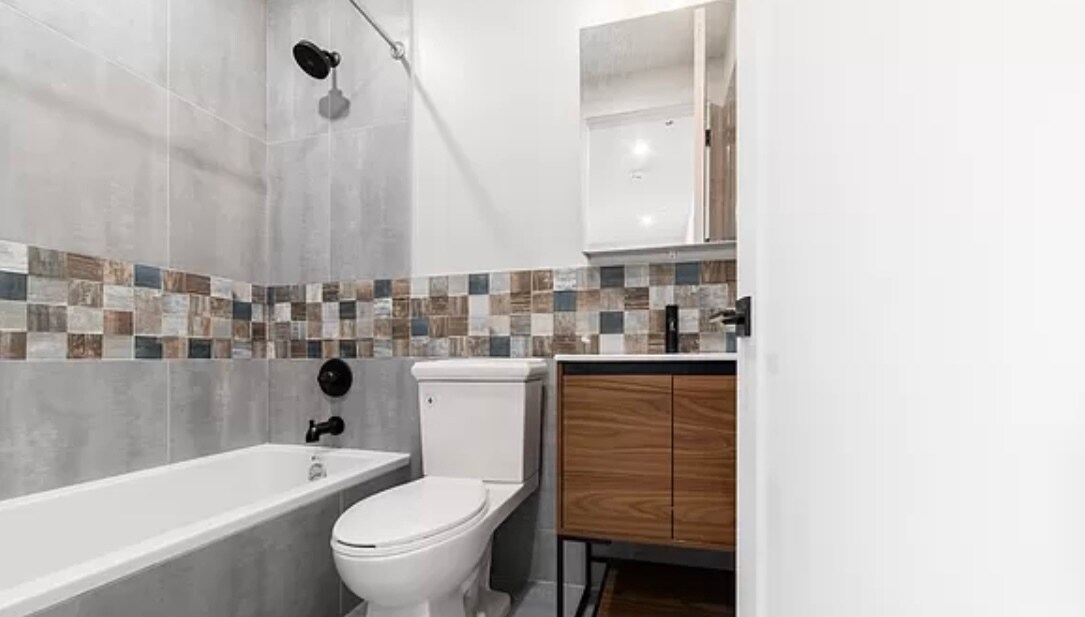 Foto del edificio - 2553 Bedford Ave