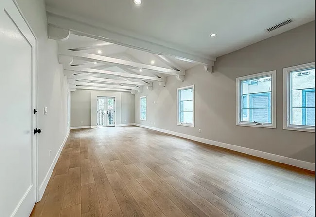 Foto del edificio - 150 N Arnaz Dr