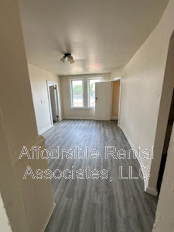 Building Photo - 112 W Kassner Pl