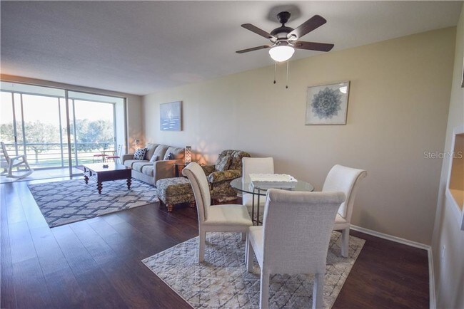 Foto del edificio - 7461 W Country Club Dr N