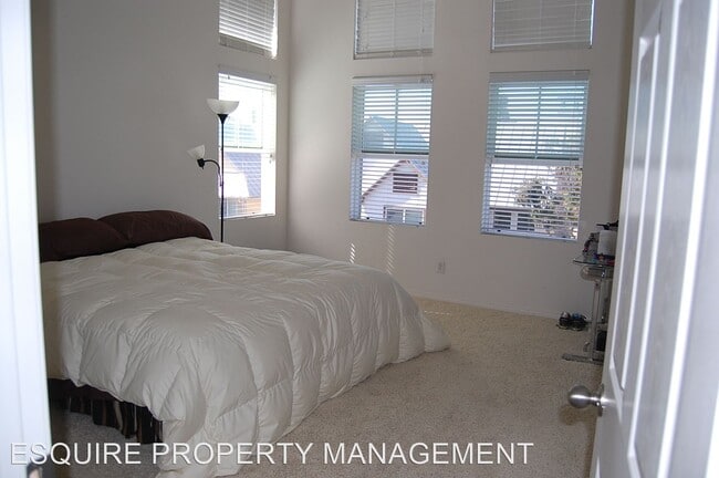 Building Photo - 3 br, 2.5 bath House - 549 E. PORT HUENEME RD