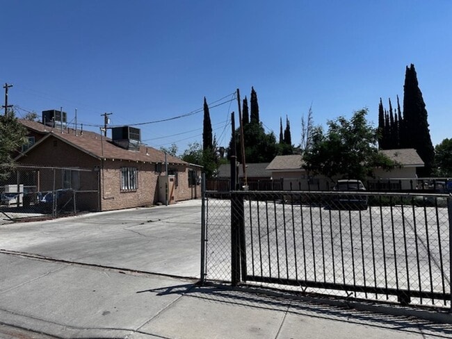 Building Photo - 1915 Robinson St