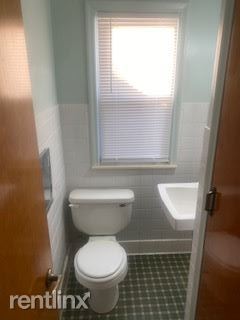 Foto del edificio - 4 br, 2 bath House - 18712 Huntington Ave