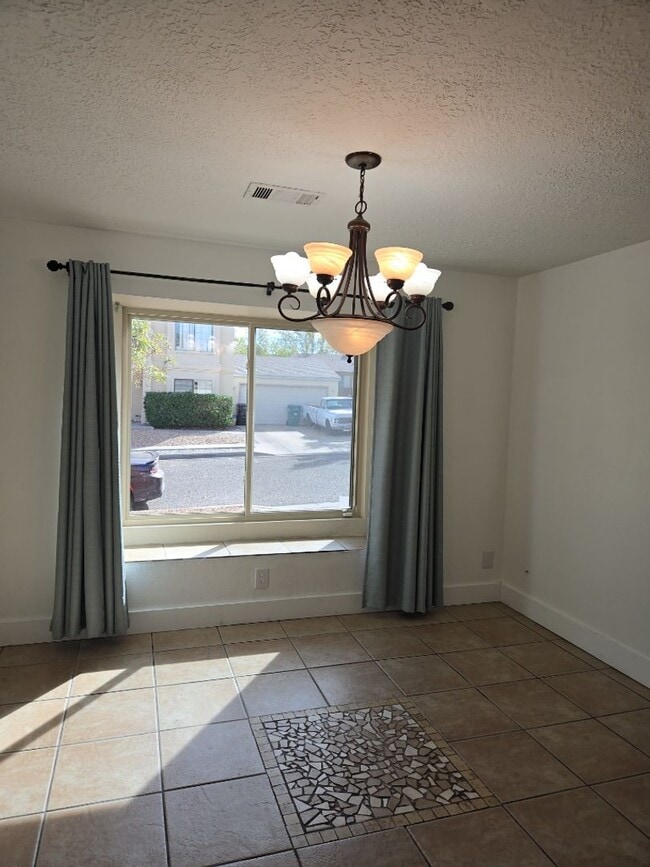 Foto del edificio - 4 Bedroom, 3 Bathroom! Lovely Home Coming ...